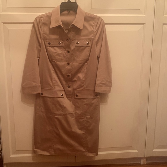 Elegant and sophisticated, Khaki Elie Tahari safari shirt dress size extra small - Picture 2 of 2